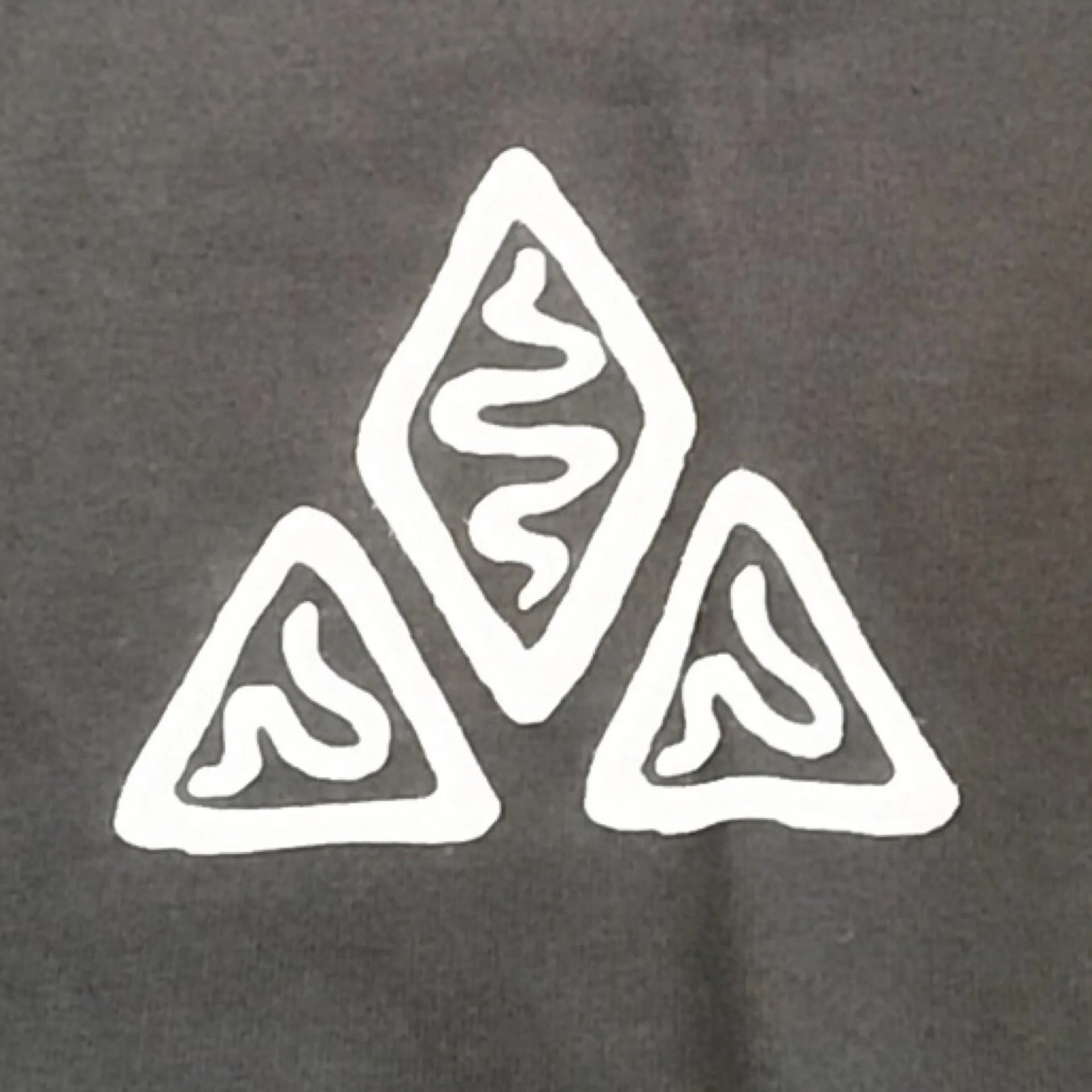 MIDTOWN TEE SCRIBBLE TRIANGLE - BLACK